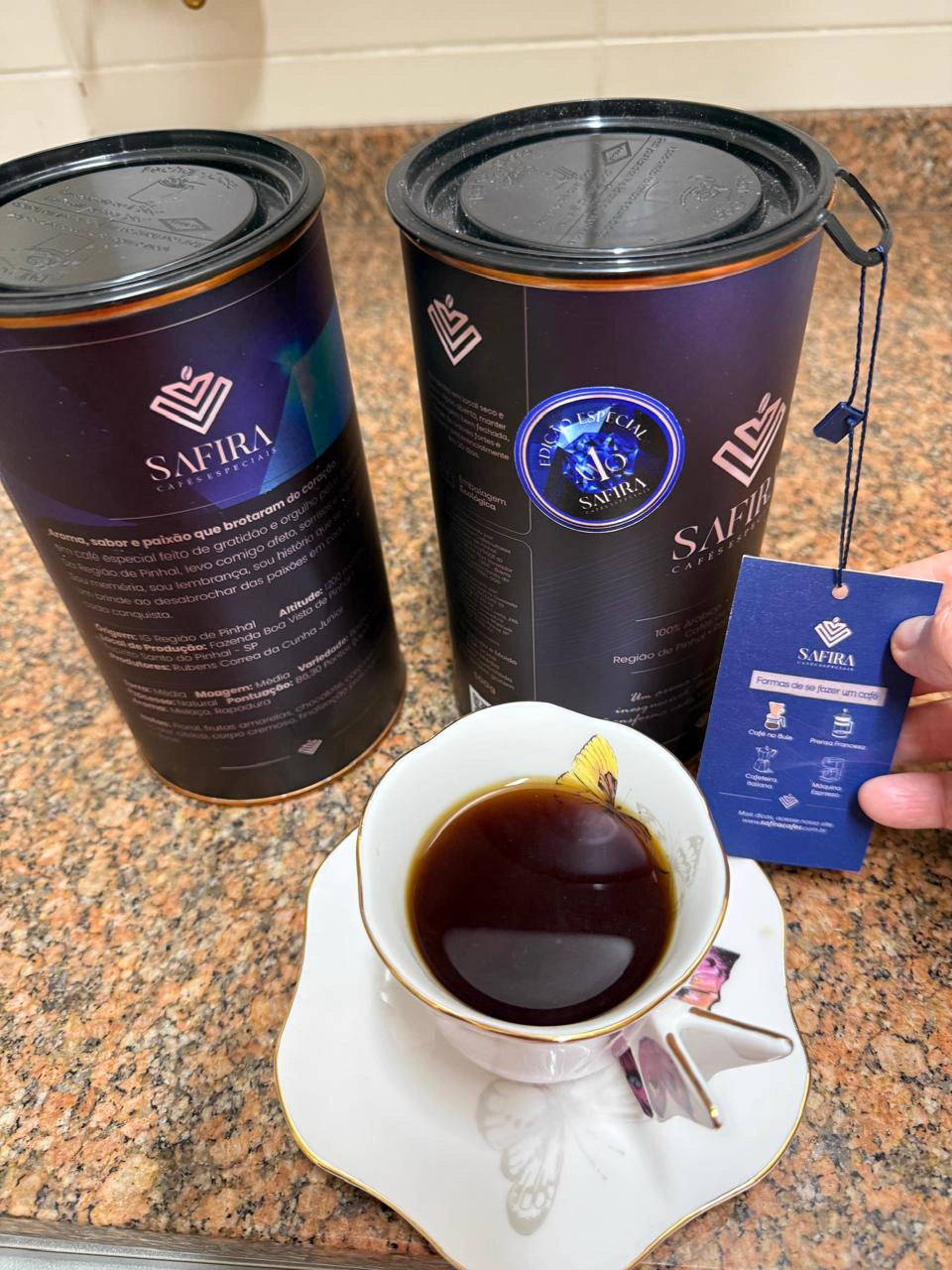 Café servido ao lado de duas edições especiais Safira