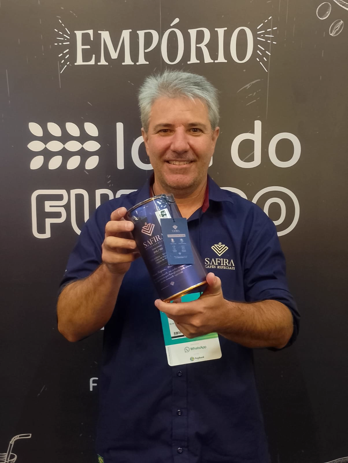 Representante Safira apresentando uma edição especial da marca