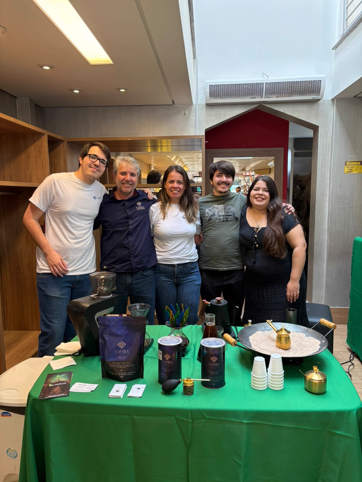 Equipe reunida em uma experiência de café Safira