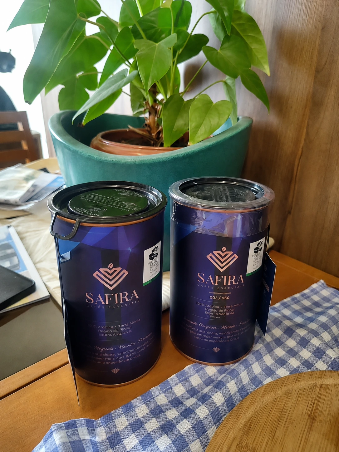 Duas latas de Café Safira em um encontro especial