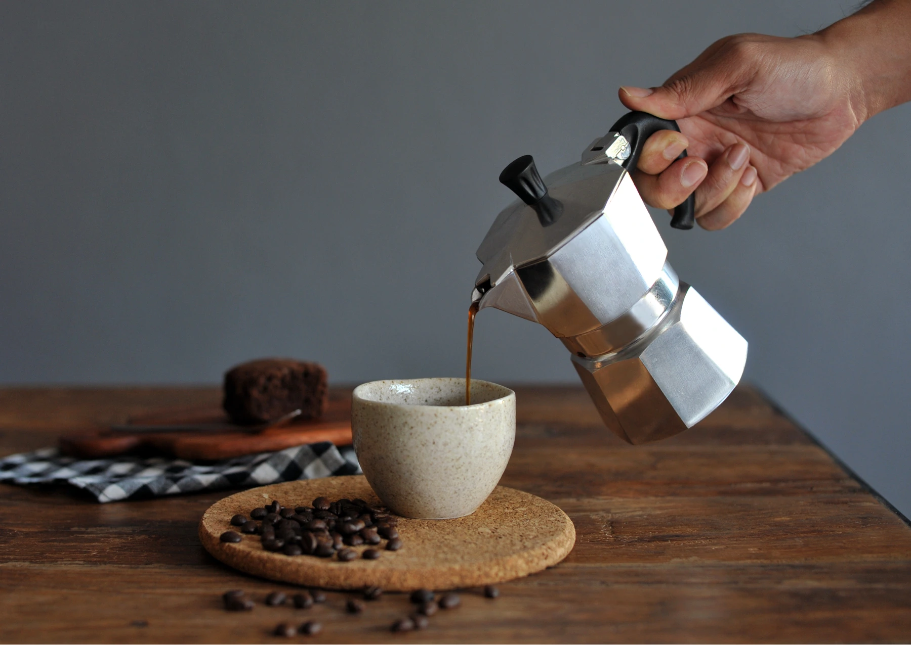 Café sendo servido de uma cafeteira italiana